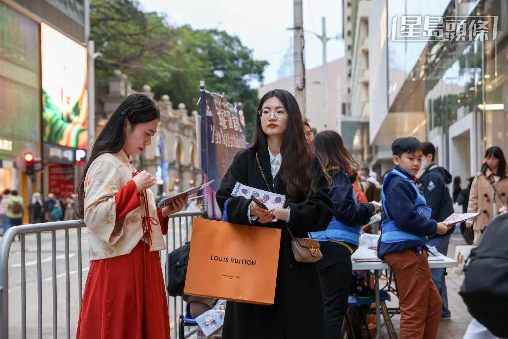 不少人手持「戰利品」離開店舖。