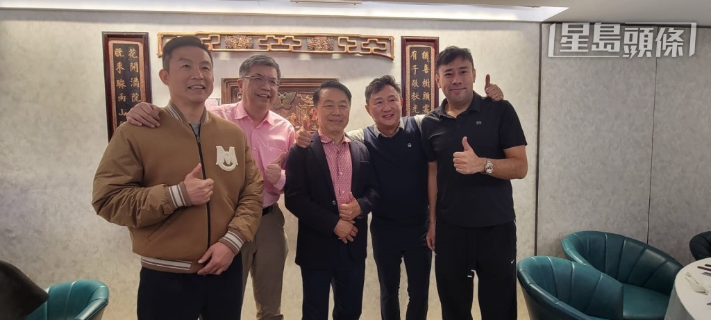 馬主之一沈墨寧 (左二) 接受本報記者訪問時曾經表示，他與姚本輝 (中) 是多年的好朋友，兩人交情深厚，