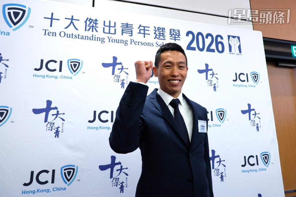 何澤堯早前獲選為香港「十大傑出青年2026」,表彰他在賽馬運動方面的成就、以及積極回饋社會所作出的貢獻。 何澤堯早前獲選為香港「十大傑出青年2026」,表彰他在賽馬運動方面的成就、以及積極回饋社會所作出的貢獻。