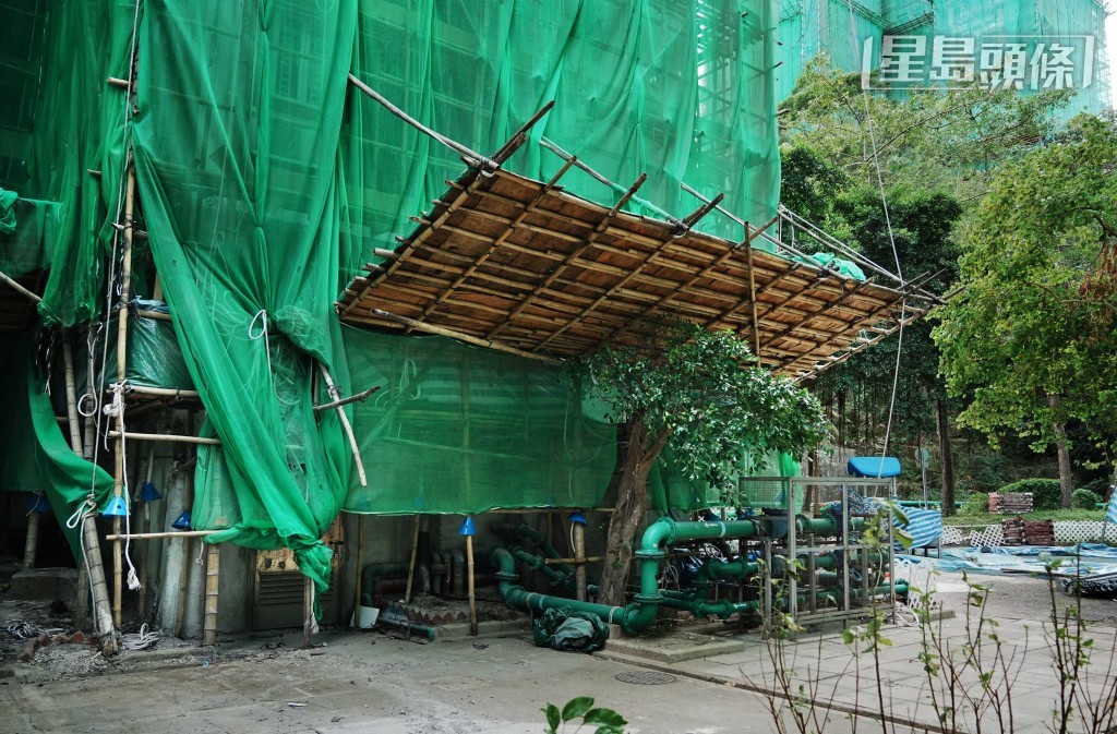 記者致電穗禾苑的承建商，公司指工程完結就會拆棚，隨即掛斷電話。