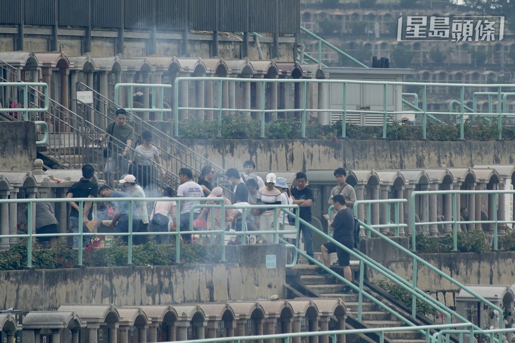 今日(4日)是清明節,不少孝子賢孫一早已出發上山掃墓。歐樂年攝 今日(4日)是清明節,不少孝子賢孫一早已出發上山掃墓。歐樂年攝