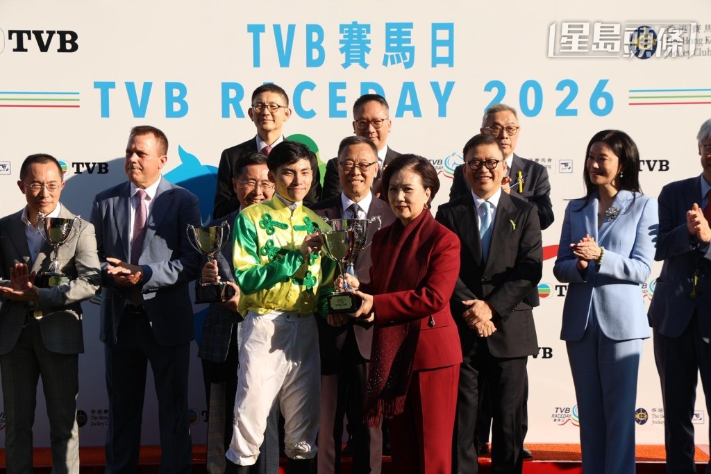 黃智弘在TVB鎮台之寶汪明荃手中接過獎盃,目前他只差一W便畢業成為大師傅,相信在汪阿姐的鼓勵下很快可以成事。 黃智弘在TVB鎮台之寶汪明荃手中接過獎盃,目前他只差一W便畢業成為大師傅,相信在汪阿姐的鼓勵下很快可以成事。