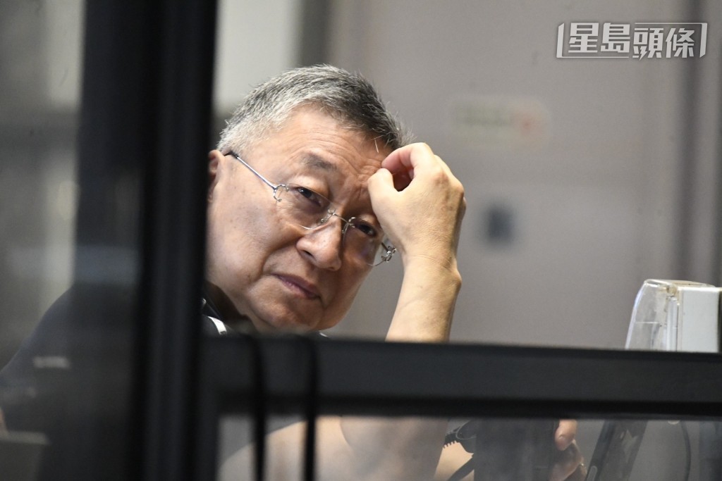 今早威哥一早已在烽火台坐阵，细心逐一检视旗下马匹操练。