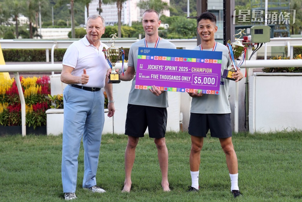 香港賽馬會行政總裁應家柏 (左) 賽後頒發現金支票予騎師競跑的冠軍組合奧爾民 (中) 及梁家俊 (右)。 香港賽馬會行政總裁應家柏 (左) 賽後頒發現金支票予騎師競跑的冠軍組合奧爾民 (中) 及梁家俊 (右)。