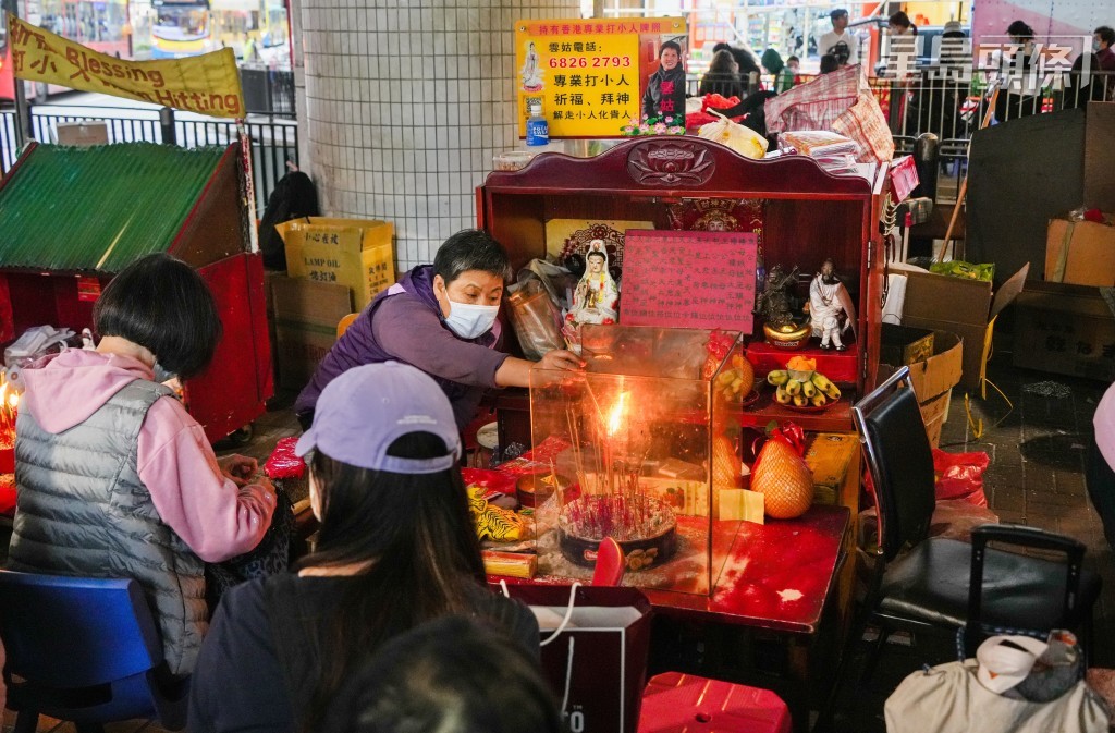 不少港人遵循傳統「打小人」。吳艷玲攝