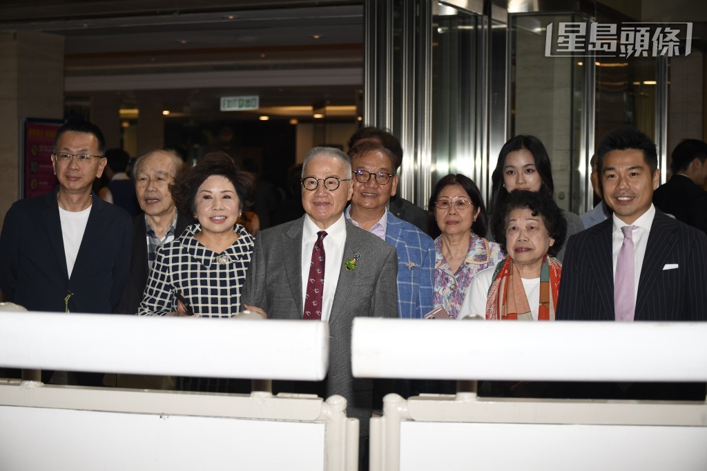 香港马圈大马主「美丽」系郭少明家族近日再有喜讯，其儿子郭浩泉 (右) 再为人父，郭少明 (中) 再做爷爷。