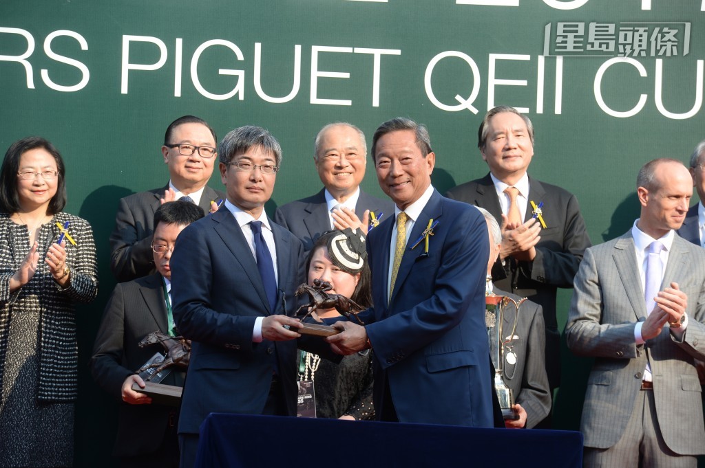 練馬師堀宣行 (左) 表示，上月「里見夢境」在雅士谷馬場出賽後，食慾保持正常，健康情況穩定。