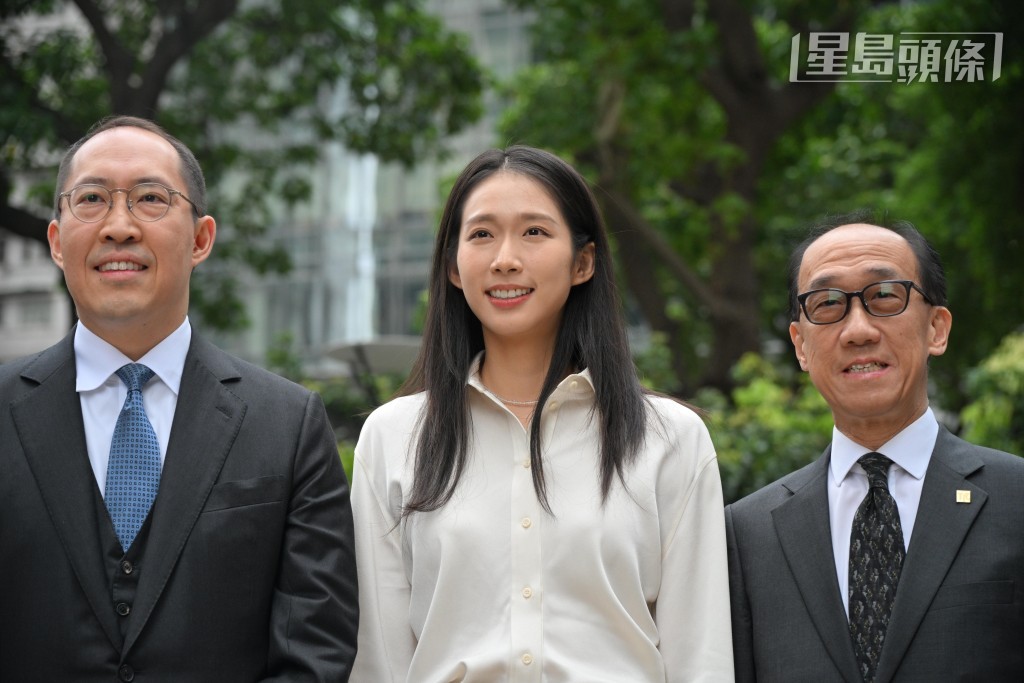 江旻憓獲信和主席黃永光（左）、旅議會主席譚光舜（右）站台支持。蘇正謙攝