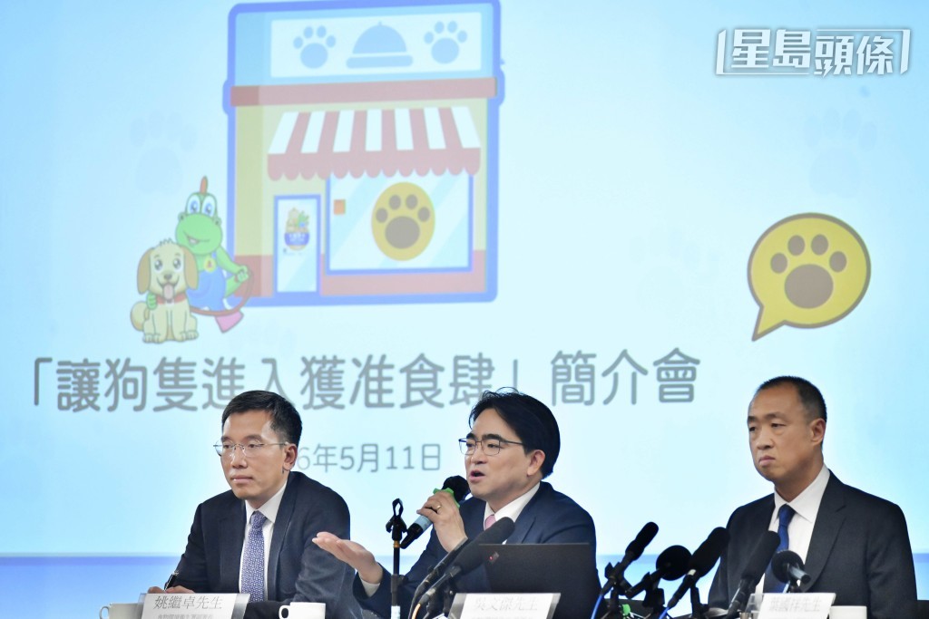 食環署署長吳文傑（中）、食環署副署長（環境衞生）姚繼卓（左）及食環署高級總監（法例檢討）葉國祥（右）即場解答與會者問題。