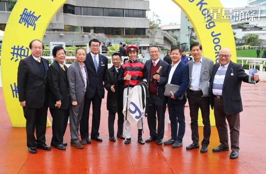 「天賜」系馬主朱繼陶(右四)將有新馬抵港,初部起名為「天賜喜」。 「天賜」系馬主朱繼陶(右四)將有新馬抵港,初部起名為「天賜喜」。