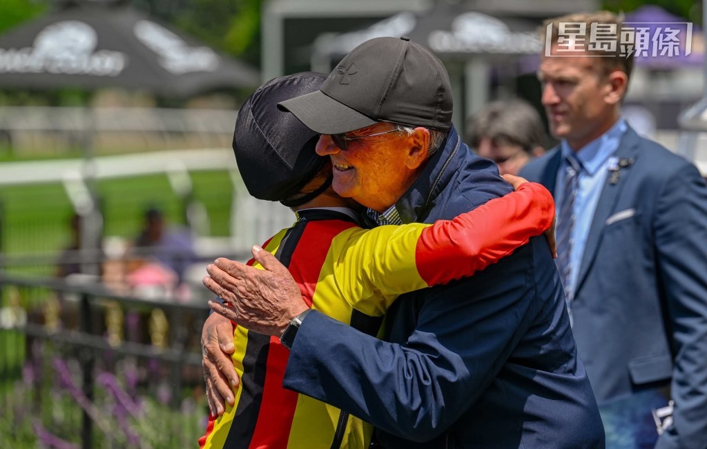 賽前香港馬「四千金」和「少爺仔」的馬主Jean-Paul Cuvelier亦跟袁幸堯擁抱,兩人均十分興奮。 賽前香港馬「四千金」和「少爺仔」的馬主Jean-Paul Cuvelier亦跟袁幸堯擁抱,兩人均十分興奮。