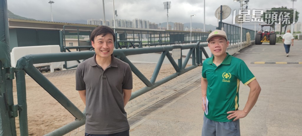 橋田宜長 (左) 在馬房副練魯柏軒 (右) 帶領下，到烽火台觀操。