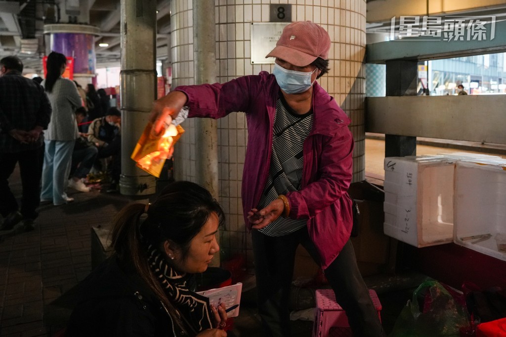 拜神婆進行儀式。吳艷玲攝