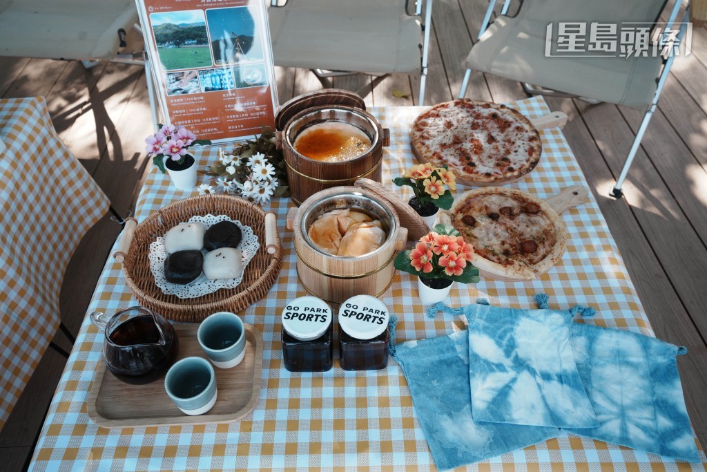 參加者更能親手餵飼海產及品嚐養殖場直送海鮮,包括擁獨有專利的「軟殼龍蝦湯」、「清蒸青龍蝦」。 參加者更能親手餵飼海產及品嚐養殖場直送海鮮,包括擁獨有專利的「軟殼龍蝦湯」、「清蒸青龍蝦」。