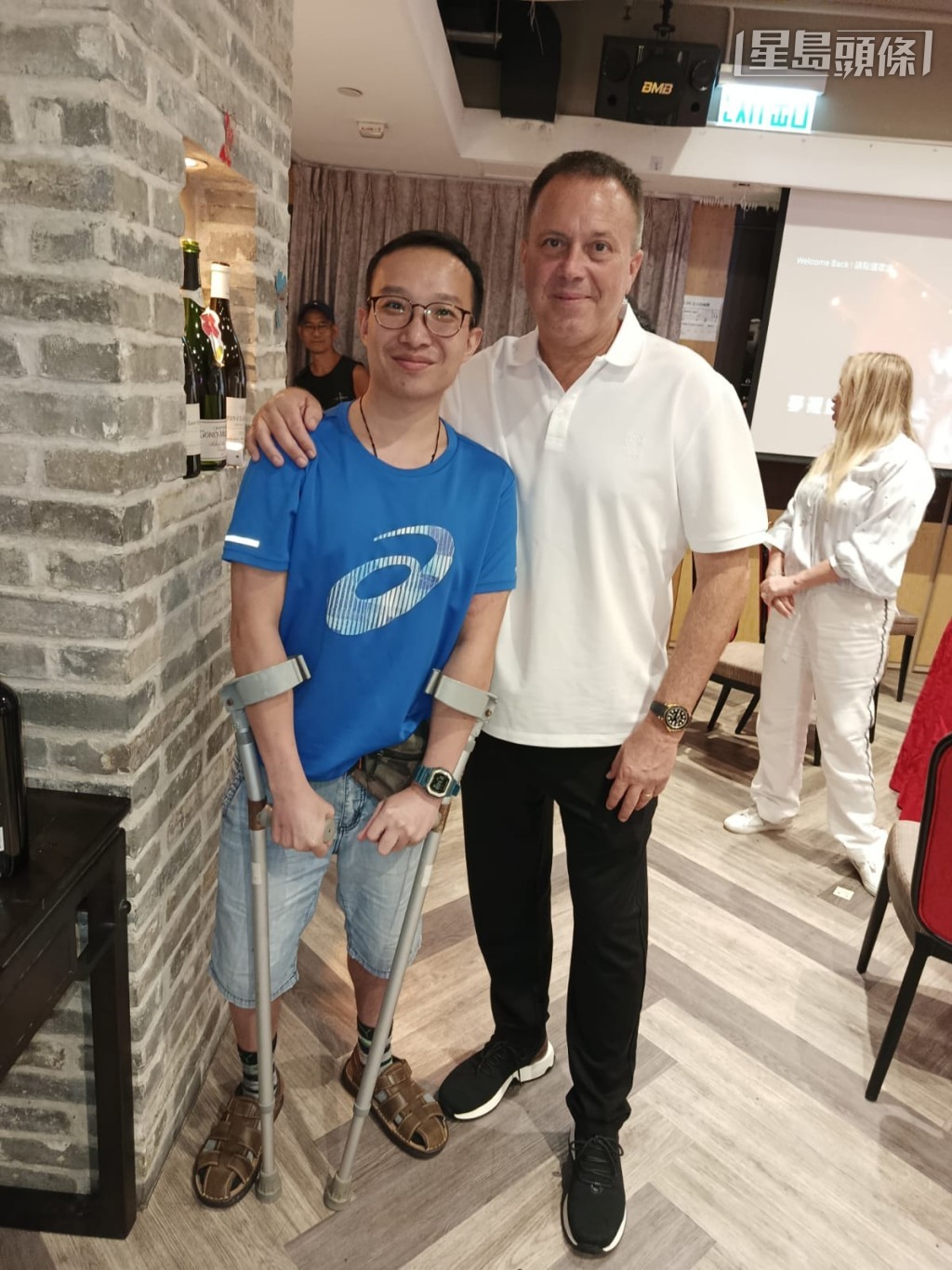 现场所见,Tony用拐杖到场,笑容满面,精神奕奕,他和马房其他员工有讲有笑。方嘉柏祝福Tony早日康复,期待Tony归队一起工作。 现场所见,Tony用拐杖到场,笑容满面,精神奕奕,他和马房其他员工有讲有笑。方嘉柏祝福Tony早日康复,期待Tony归队一起工作。