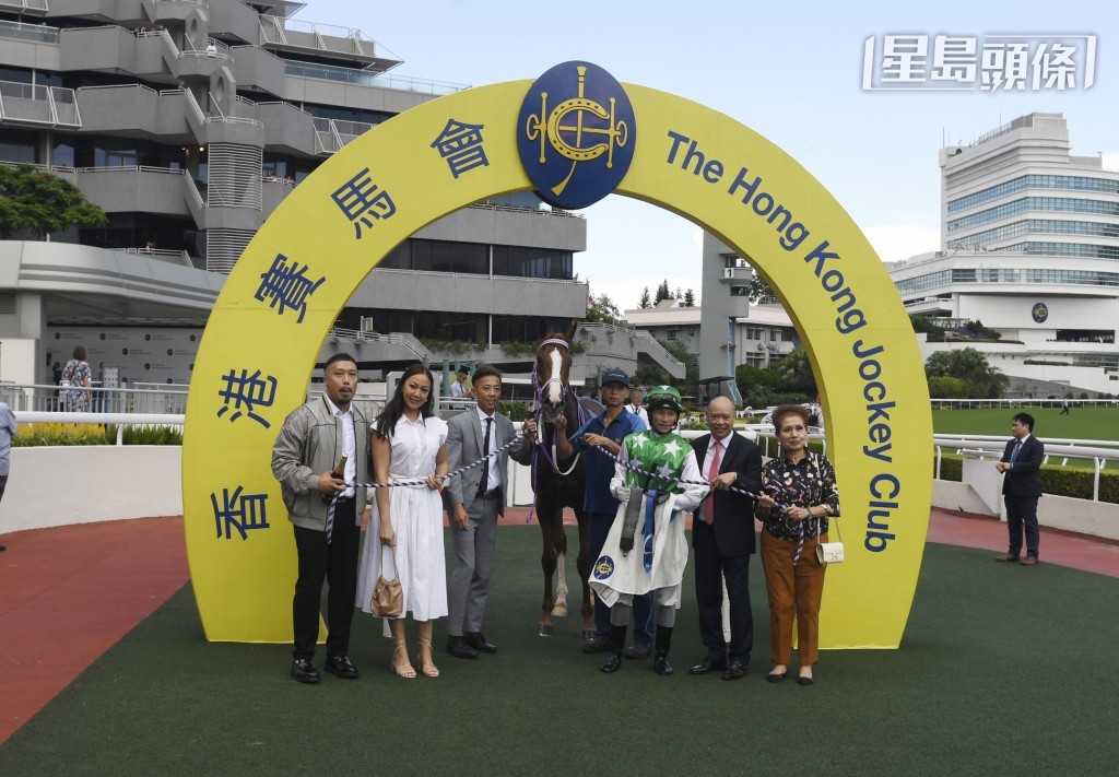 「巴基之友」上場取勝後，馬主丁嘉林(左)大讚練馬師蘇偉賢(右二)保養馬匹功夫一流。