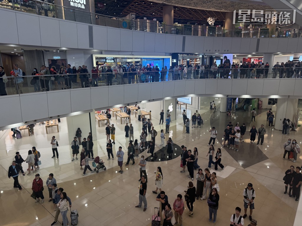 大批市民到商場觀看何詩蓓爭第二金的直播。 大批市民到商場觀看何詩蓓爭第二金的直播。