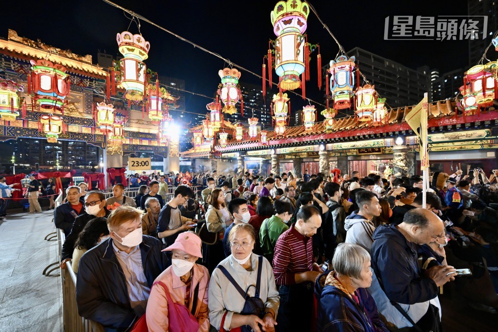 大批善信晚上在黃大仙祠等候子時到來上頭炷香。 大批善信晚上在黃大仙祠等候子時到來上頭炷香。