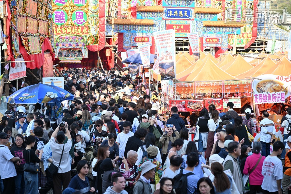 現場人潮絡繹不絕，不少市民扶老攜幼前來消遣。