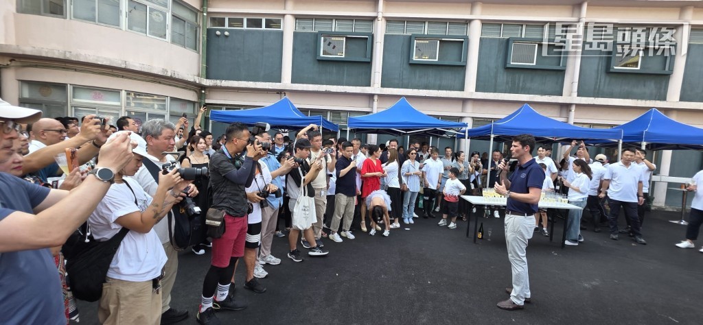 今季來港開倉揚名立萬的甘敏斯,今日率先舉行馬房拜神儀式,多位騎師及馬主近二百人畀面到場,場面熱鬧。 今季來港開倉揚名立萬的甘敏斯,今日率先舉行馬房拜神儀式,多位騎師及馬主近二百人畀面到場,場面熱鬧。
