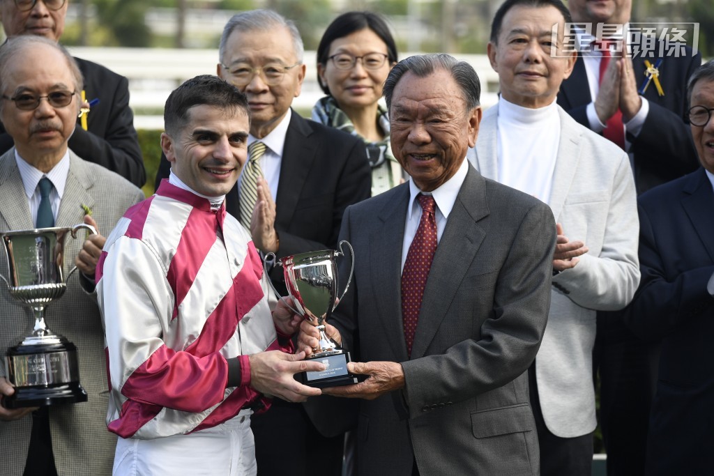 剛周日艾兆禮 (左) 一日贏四場頭馬，可見Thomas腳頭好，帶旺爸爸。今期艾兆禮騎四駒，當然希望繼續贏馬，努力賺奶粉錢。