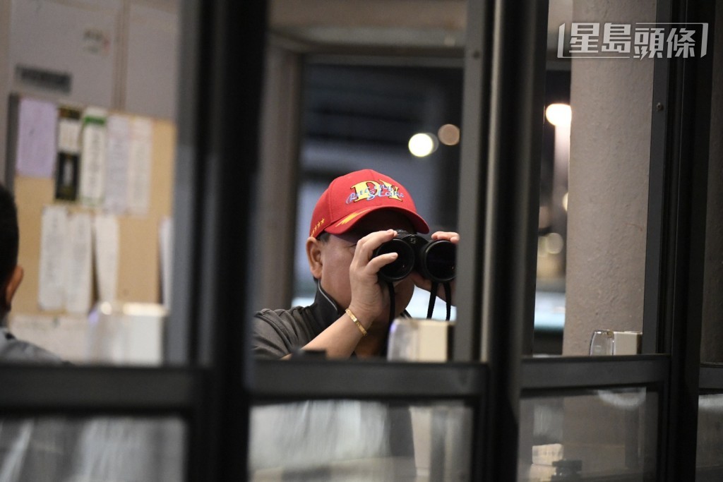 今早沙田晨操，当出战周三谷草第一场五班千八米的「扬威四海」在大圈操练时，仓主叶楚航在烽火台高举远望镜吼实，十分紧张，动态积极。