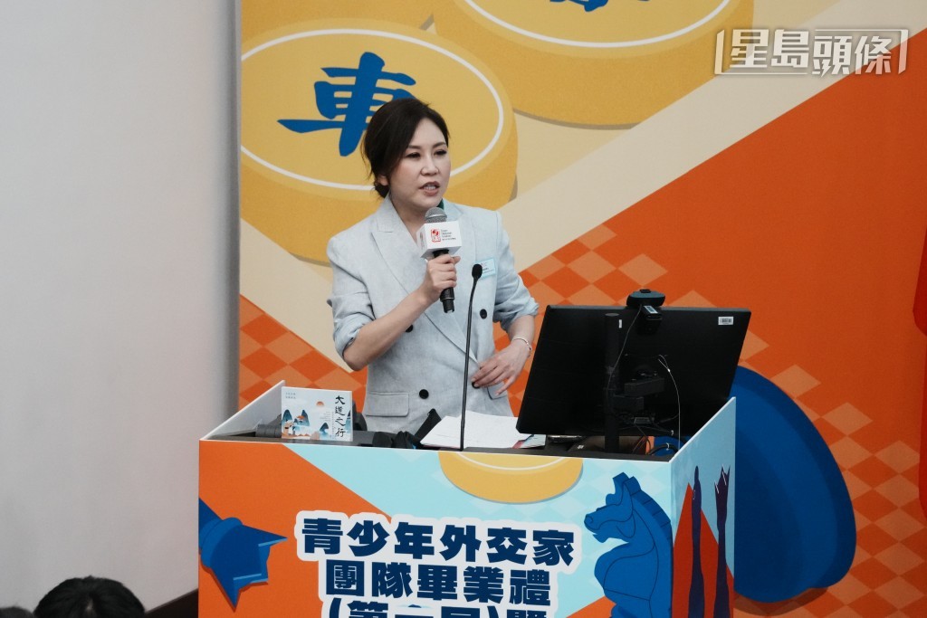 學院發起人梁賀琪在致辭時表示,香港青年從小培養具備語言能力及國際視野是至關重要。 學院發起人梁賀琪在致辭時表示,香港青年從小培養具備語言能力及國際視野是至關重要。