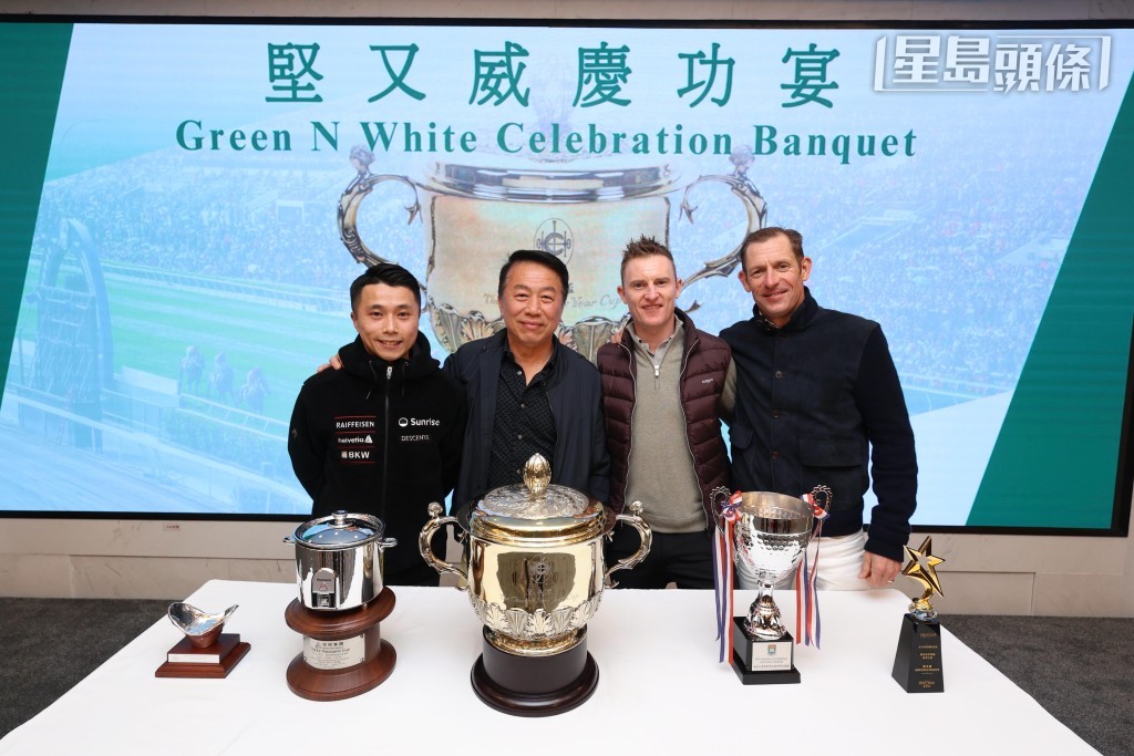  上周五潘頓 (右二) 出席「堅又威」慶功宴，同場有布文 (右) 及潘明輝 (左)。