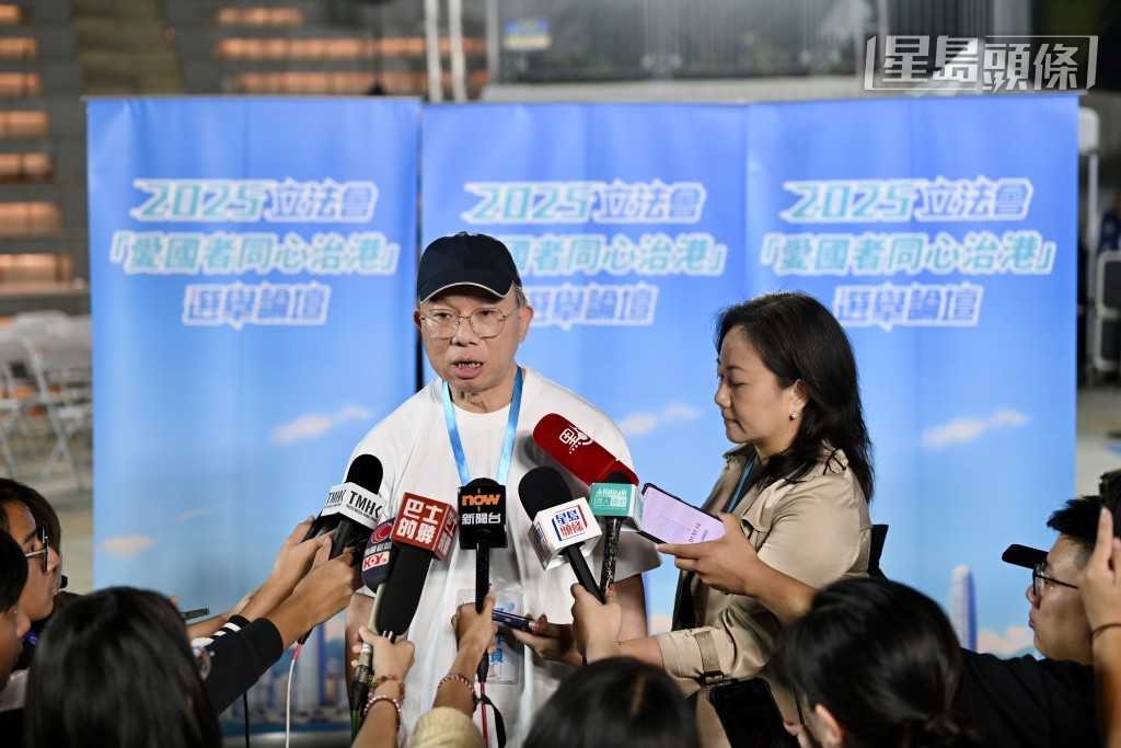 10場論壇「火花」是否足夠,曾國衞認為候選人之間的互動恰當,既可互相提問,又就不同觀點提出意見,已達致預期的效果。 10場論壇「火花」是否足夠,曾國衞認為候選人之間的互動恰當,既可互相提問,又就不同觀點提出意見,已達致預期的效果。