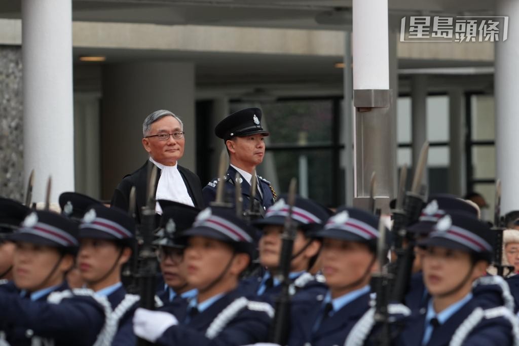 張舉能在愛丁堡廣場檢閱香港警察儀仗隊。劉駿軒攝 張舉能在愛丁堡廣場檢閱香港警察儀仗隊。劉駿軒攝
