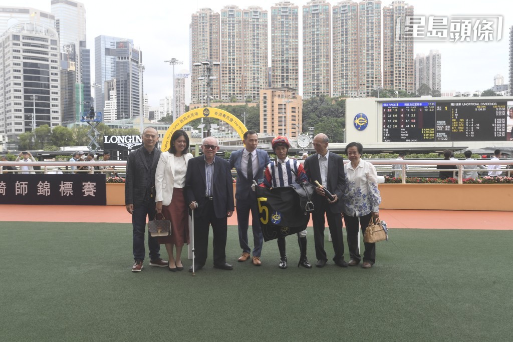 吴少庭曾称赞梁家俊为人谦逊有礼貌，是他的好朋友，对这位本地骑师给予正面的评价。