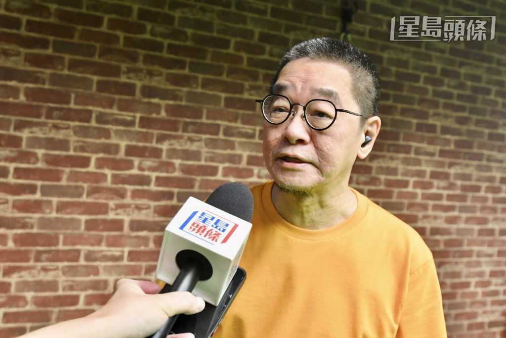 黃先生表示,不時與青少年切磋球技。 黃先生表示,不時與青少年切磋球技。