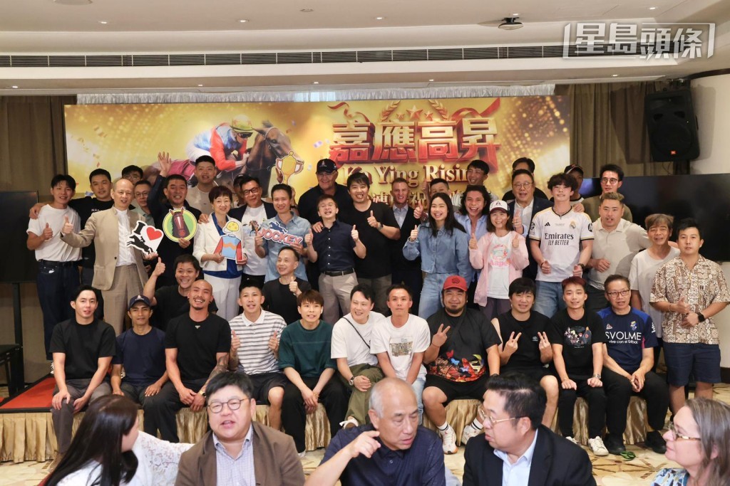 昨晚「嘉應高昇」馬主團體在沙田馬場會所舉行20連捷慶功宴,慰勞一眾馬房功臣,希斯悉心訓練、潘頓出色的發揮、馬房團隊對馬兒的照顧和香港馬會的支持等。 昨晚「嘉應高昇」馬主團體在沙田馬場會所舉行20連捷慶功宴,慰勞一眾馬房功臣,希斯悉心訓練、潘頓出色的發揮、馬房團隊對馬兒的照顧和香港馬會的支持等。