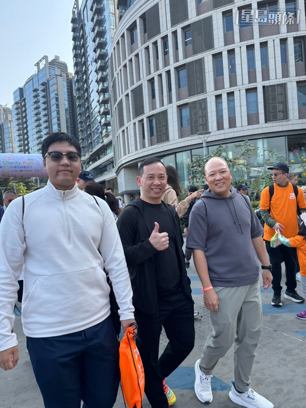 今天他們齊齊參加CDC明德童行五十周年慈善步行，為特殊兒童服務籌務捐款，為兒童教育出一力，十分有意義。