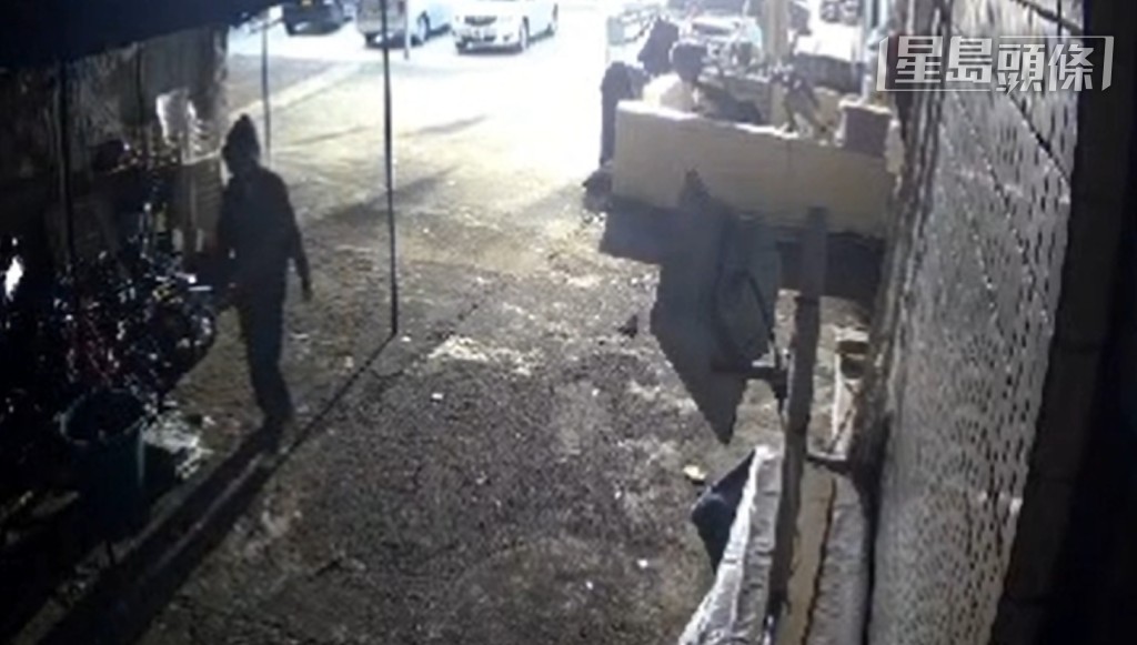 當賊人走進村屋附近時，他即蓋上帽遮面。閉路電視片段截圖