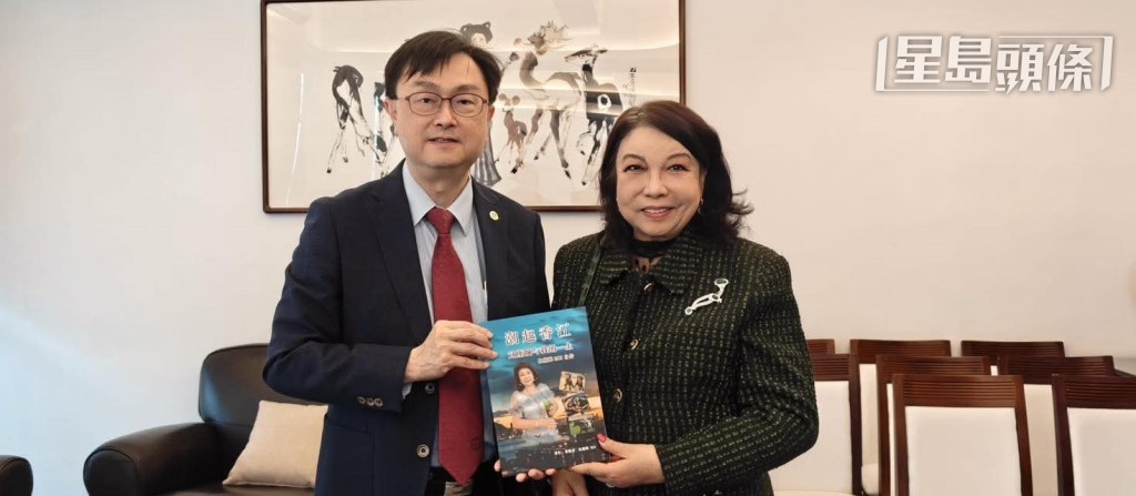 「万事胜利」马主伍燕梅  (右) 近日把自传送赠与中文大学医学院新亚书院院长陈新安教授 (左)，两人言谈甚欢。