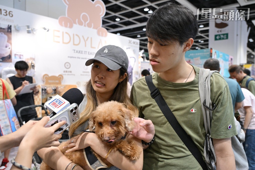 胡小姐和蔡先生專程帶同狗狗到場試食和試車。 胡小姐和蔡先生專程帶同狗狗到場試食和試車。