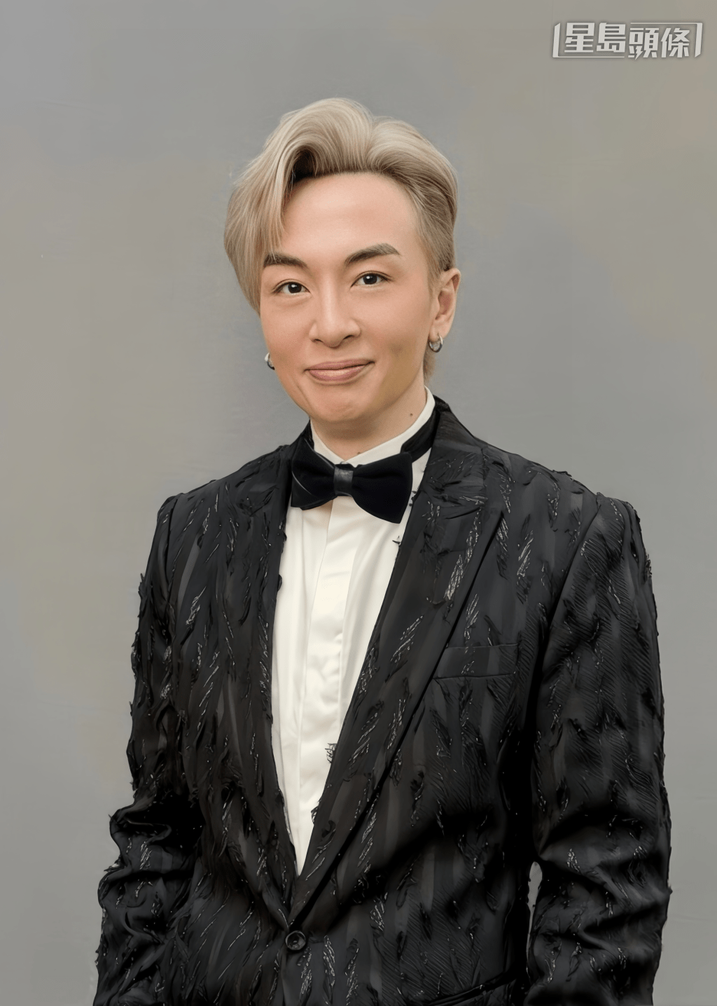 同樣來自《中年好聲音》的實力唱將顏志恒 (圖) 及龍婷將於賽事期間在沙田馬場公眾席投注大堂「好賞食」樓下的舞台接力獻唱經典金曲，與現場觀眾共慶回歸。