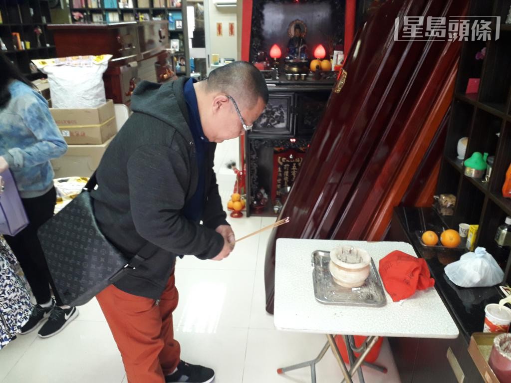 過去不少人請俗稱「長生店」的持牌殮葬商暫存先人骨灰。 過去不少人請俗稱「長生店」的持牌殮葬商暫存先人骨灰。