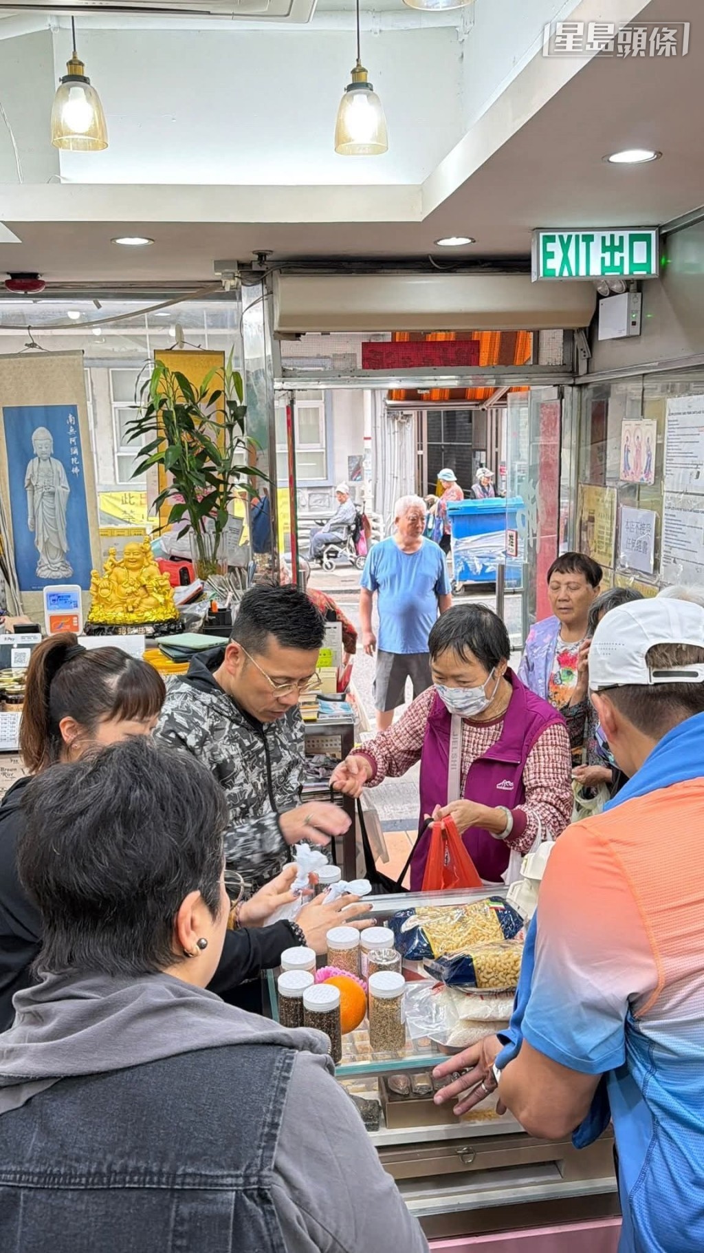 日前罗富全抽空,与太太和女儿一起行善,落手落脚做义工派饭,罗氏一家人善心满满,好人好事,值得表扬。 日前罗富全抽空,与太太和女儿一起行善,落手落脚做义工派饭,罗氏一家人善心满满,好人好事,值得表扬。