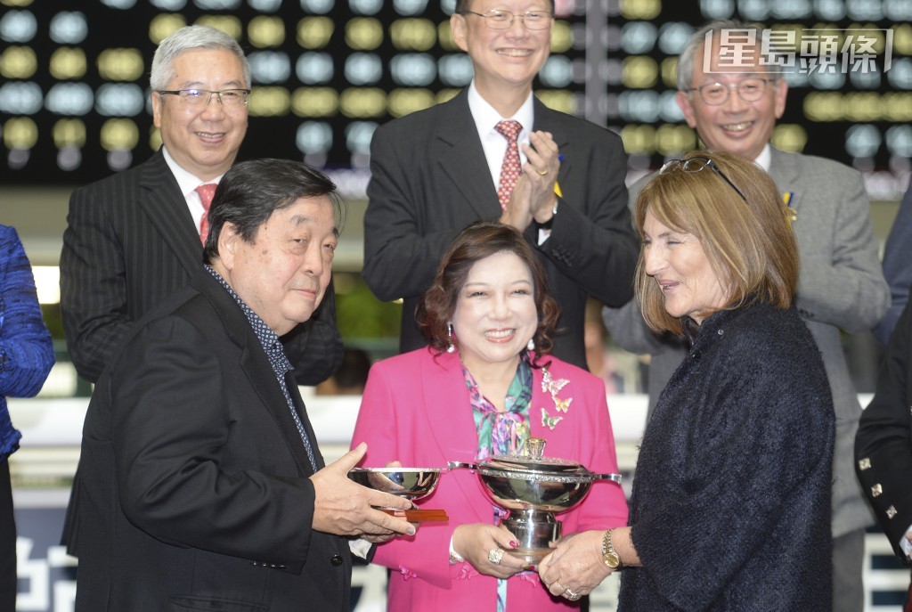 伍燕梅 (前中) 和其丈夫张祖昌 (前左) 白手兴家，合力经营玩具生意多年，多年来努力不懈创业，在事业上有一番成就，