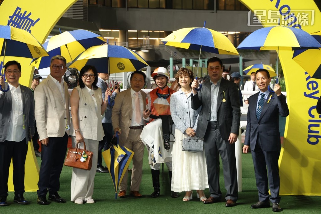姚本輝亦以四十四分成為練馬師王冠軍,至於「超輕鬆」的鞍上人周俊樂亦順利起孖,並以三十六分成為騎師王冠軍。 姚本輝亦以四十四分成為練馬師王冠軍,至於「超輕鬆」的鞍上人周俊樂亦順利起孖,並以三十六分成為騎師王冠軍。