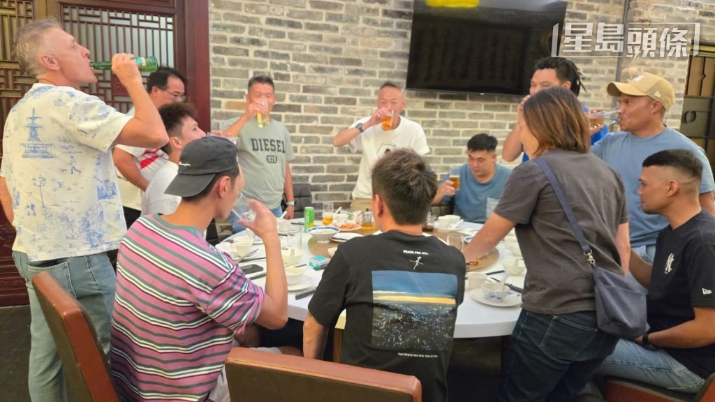 Mark(廖康銘的英文名)和員工打成一片,暢飲開心迎接新馬季,在馬季開鑼前輕鬆一下。 Mark(廖康銘的英文名)和員工打成一片,暢飲開心迎接新馬季,在馬季開鑼前輕鬆一下。