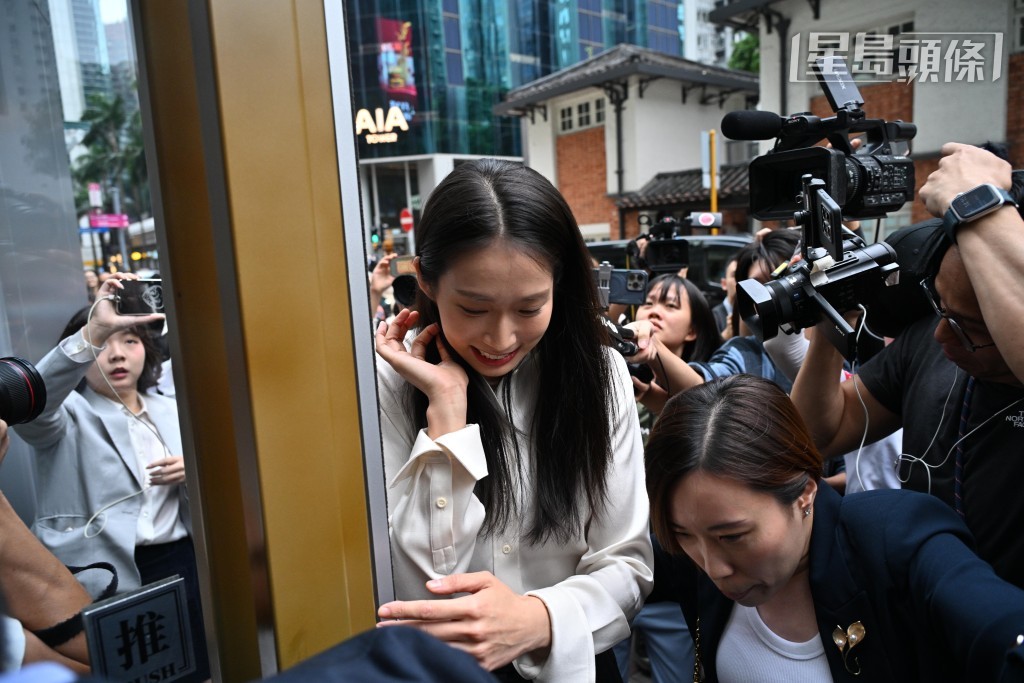 江旻憓報名參選立法會旅遊界，被大批記者追訪。