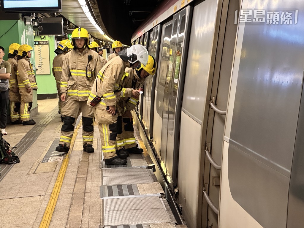 列車車底傳燒焦味，消防員到場未發現火警。梁國峰攝