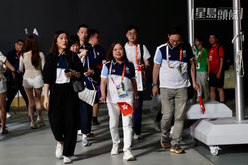 香港文化體育及旅遊局局長羅淑佩(中)及體育專員蔡健斌(右),親臨劍擊場館支持香港運動員。徐嘉華攝 香港文化體育及旅遊局局長羅淑佩(中)及體育專員蔡健斌(右),親臨劍擊場館支持香港運動員。徐嘉華攝
