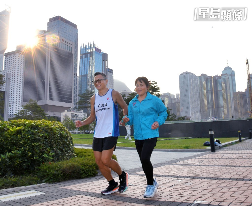 諸小英坦言最初很多人不相信視障人士能夠跑步，甚至質疑她「拿著手杖怎麼跑？」