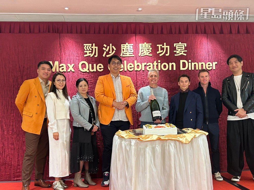 「勁沙塵」馬主吳宇超和杜傲豐生昨晚擺慶功宴,功臣廖康銘和巴度、潘頓與家人都有出席。 「勁沙塵」馬主吳宇超和杜傲豐生昨晚擺慶功宴,功臣廖康銘和巴度、潘頓與家人都有出席。