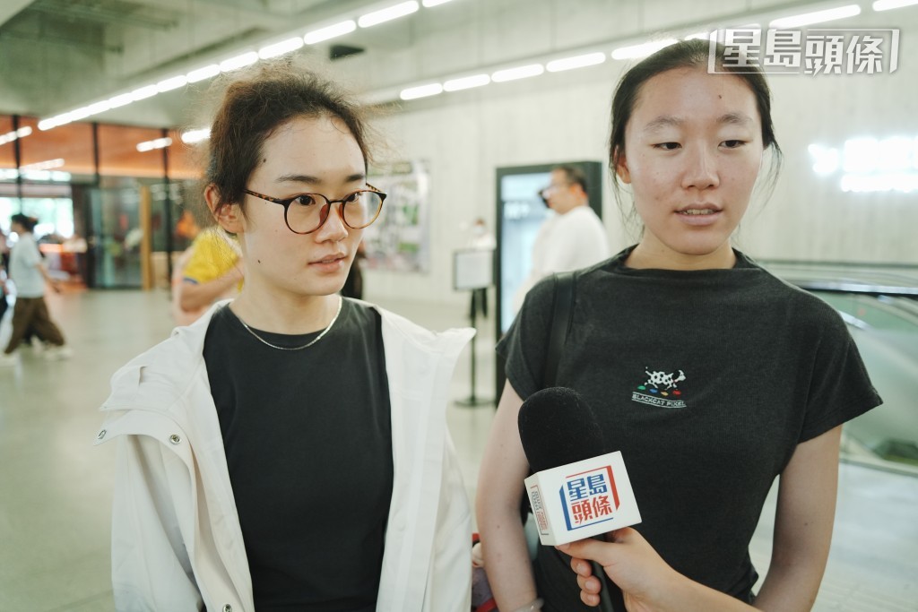 來自內地的吳同學(右)及王同學(左)現於香港就讀，二人原打算同日參觀兩館，得知故宮門票已額滿後，考慮改為付費參觀M+特別展覽。