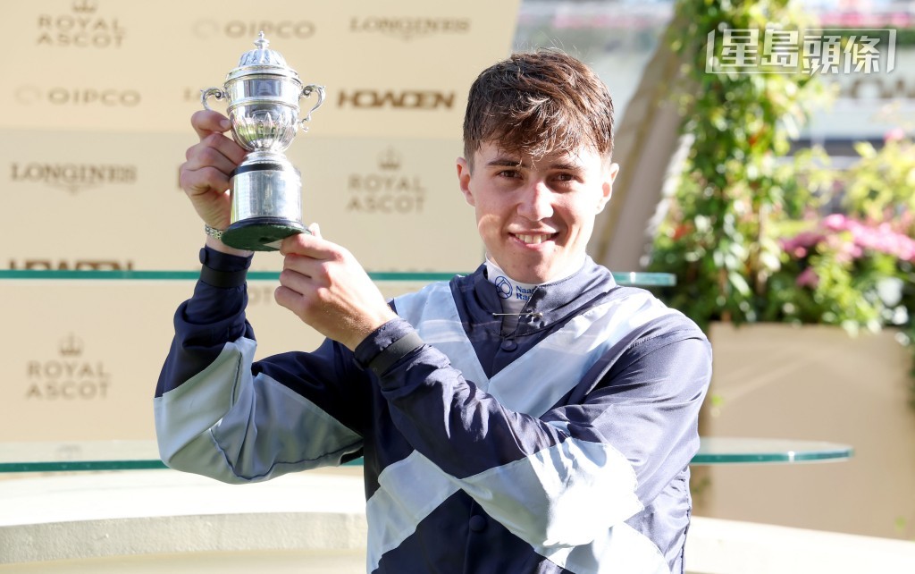 麦文坚 (图) 将展开在港客串期至3月29日,他元旦日会策骑「有盈勇士」、「丰功伟绩」、「包装旋风」、「手到再来」及「一起美丽」五驹上阵。 麦文坚 (图) 将展开在港客串期至3月29日,他元旦日会策骑「有盈勇士」、「丰功伟绩」、「包装旋风」、「手到再来」及「一起美丽」五驹上阵。